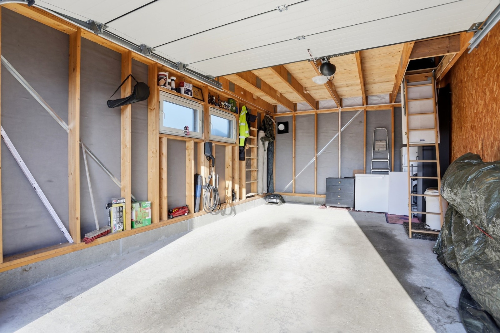 Garasje med lagring på loft Galleribilde
