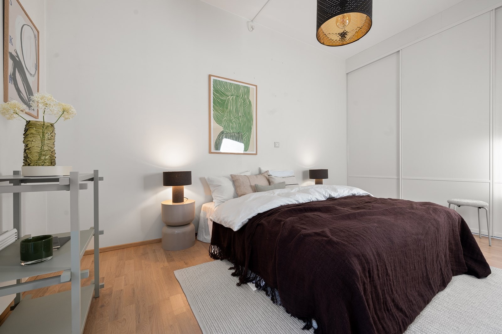 Lagringsplass er godt ivaretatt i stor skyvedørsgarderobe Galleribilde