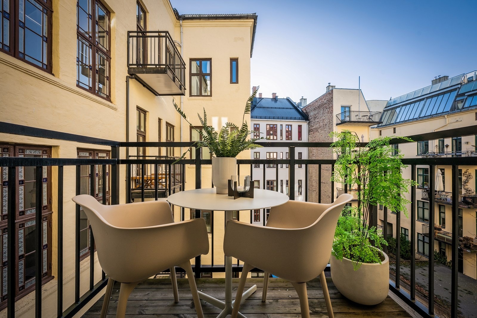 Balkongen har plass til en hyggelig sittegruppe og beplantning. Galleribilde
