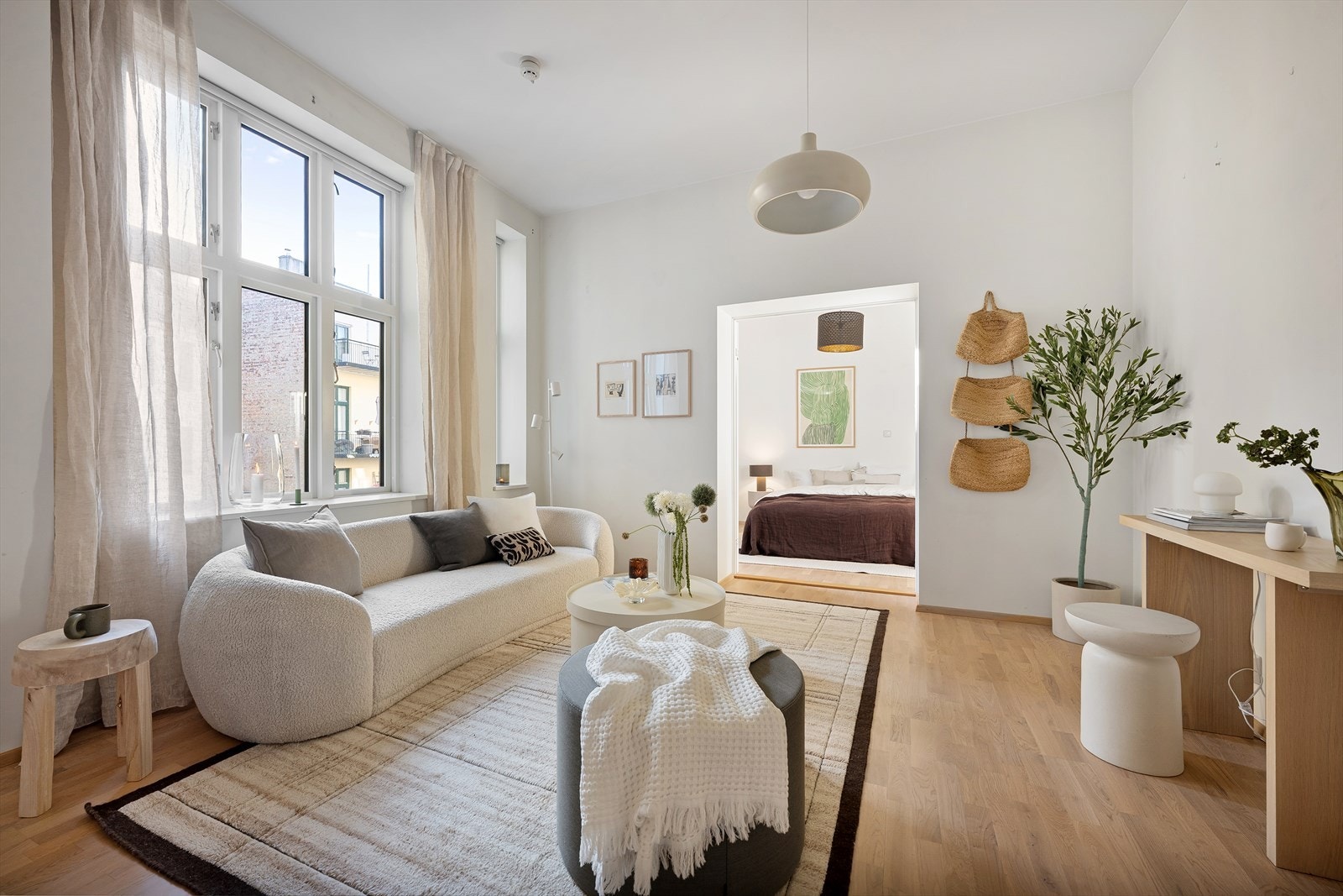 Leiligheten har gjennomgående god standard, og har overflater i moderne og tidsriktige farger. Galleribilde