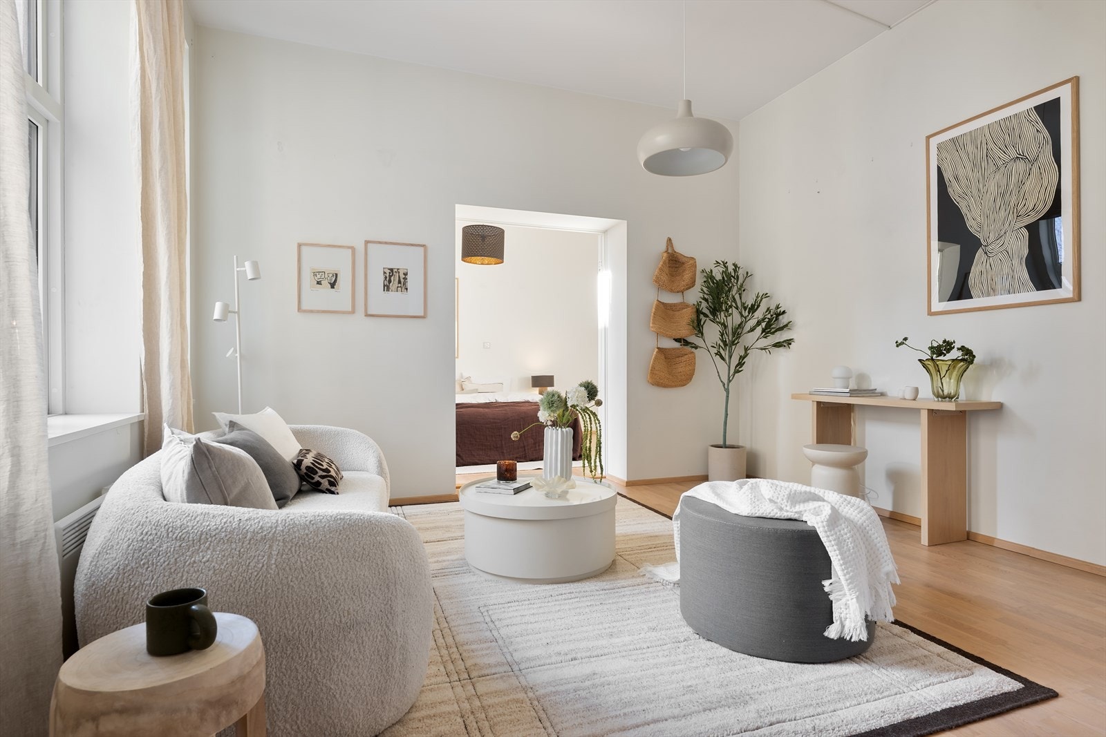 Leiligheten, og bygården for øvrig, gjenomgikk en omfattende renovering i perioden 2009 - 2011. Galleribilde