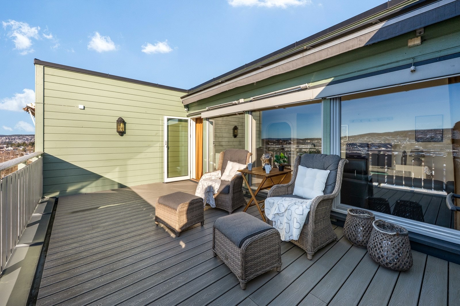 På sommerstid titter solen frem på balkongen rundt kl. 9:30 og varer helt til ca. kl. 22. Galleribilde