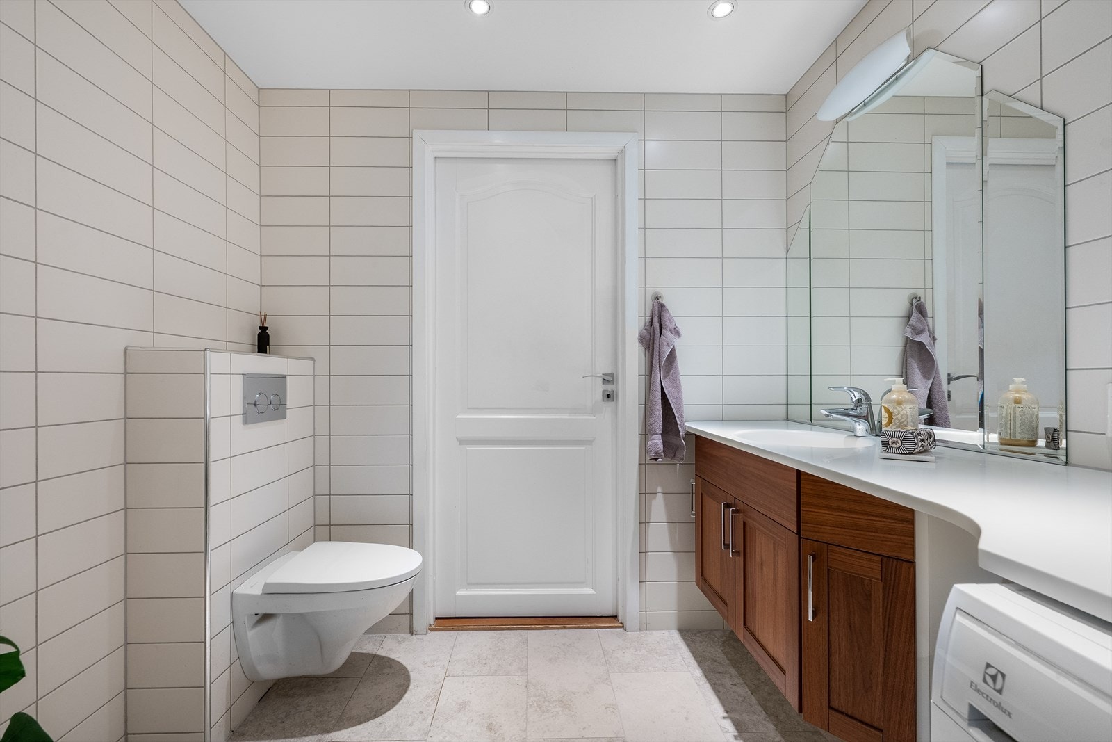 Badet ble pusset opp av tidligere eier i 2011 og fornyet med nye gulvfliser i 2024. Galleribilde