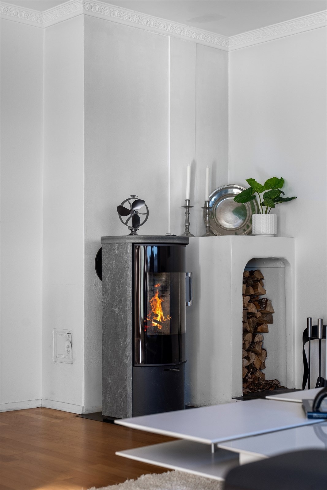 Leiligheten er av få som har egen peis, som bidrar til god varmefordeling og hyggelig stemning Galleribilde