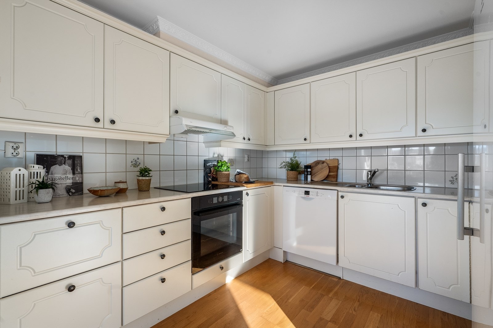 Her er det godt med benkeplass i flere soner, samt oppbevaring i skap og skuffer Galleribilde