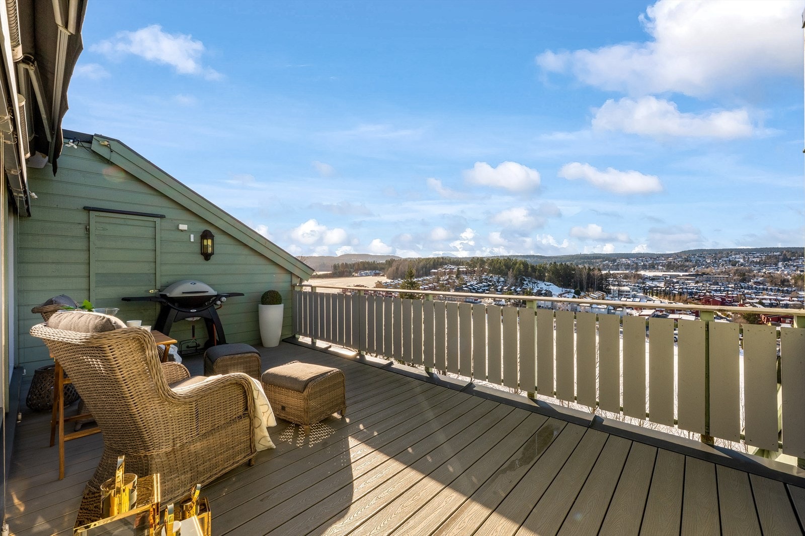 Balkongen er på hele 20 kvm og gir plass for det du måtte trenge av sittegrupper, grill og blomsterkrukker Galleribilde