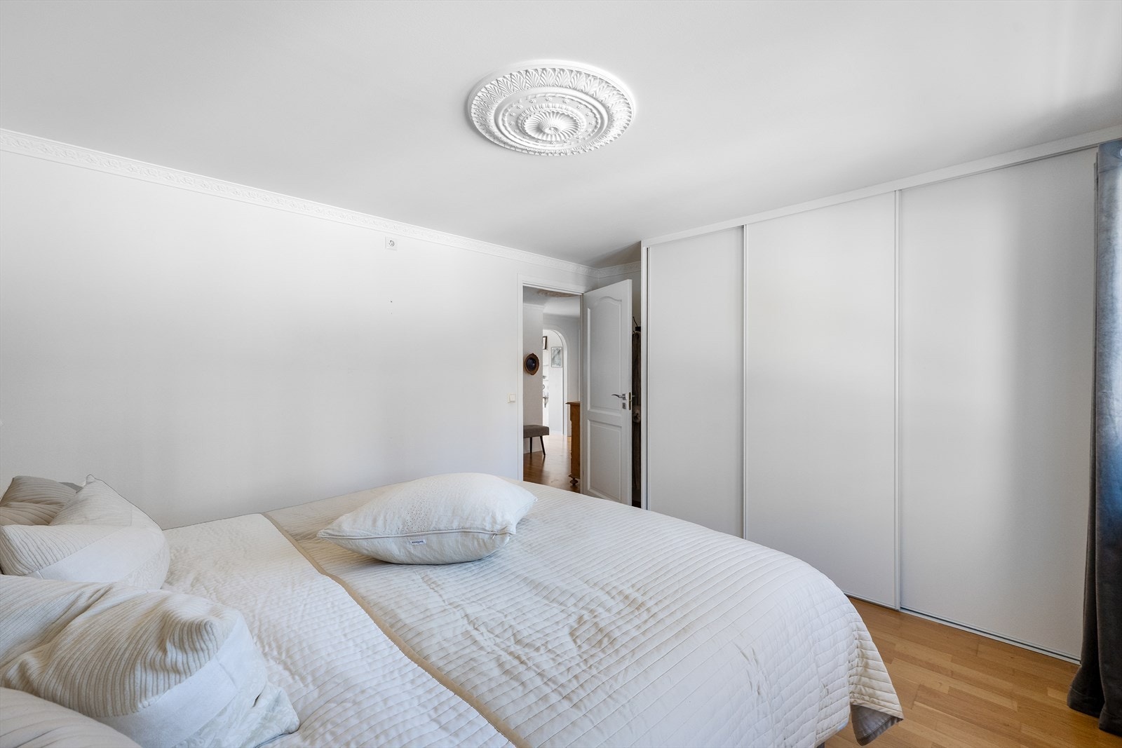 Her har du plass til dobbeltseng, tilhørende nattbord, ekstra garderobemøblement, i tillegg til den store skyvedørsgarderoben innredet med Elfa-system Galleribilde