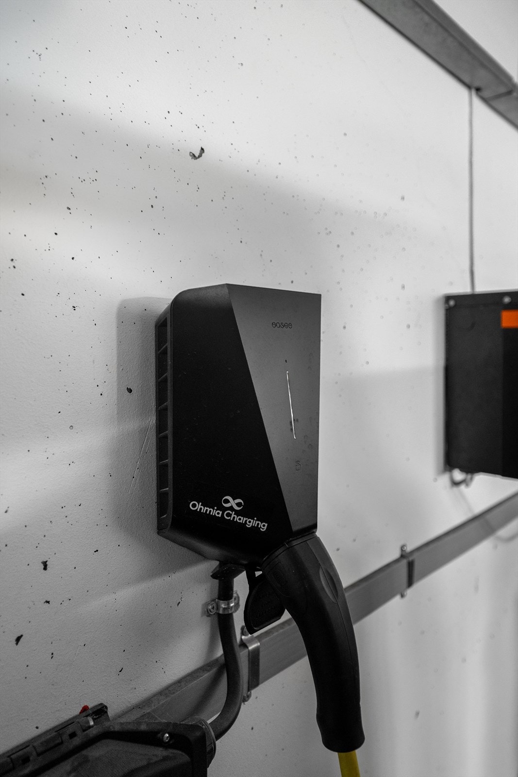 Det er montert lader på plassen, abonnement må tegnes hos Aneo (tidligere Ohmia Charging) Galleribilde