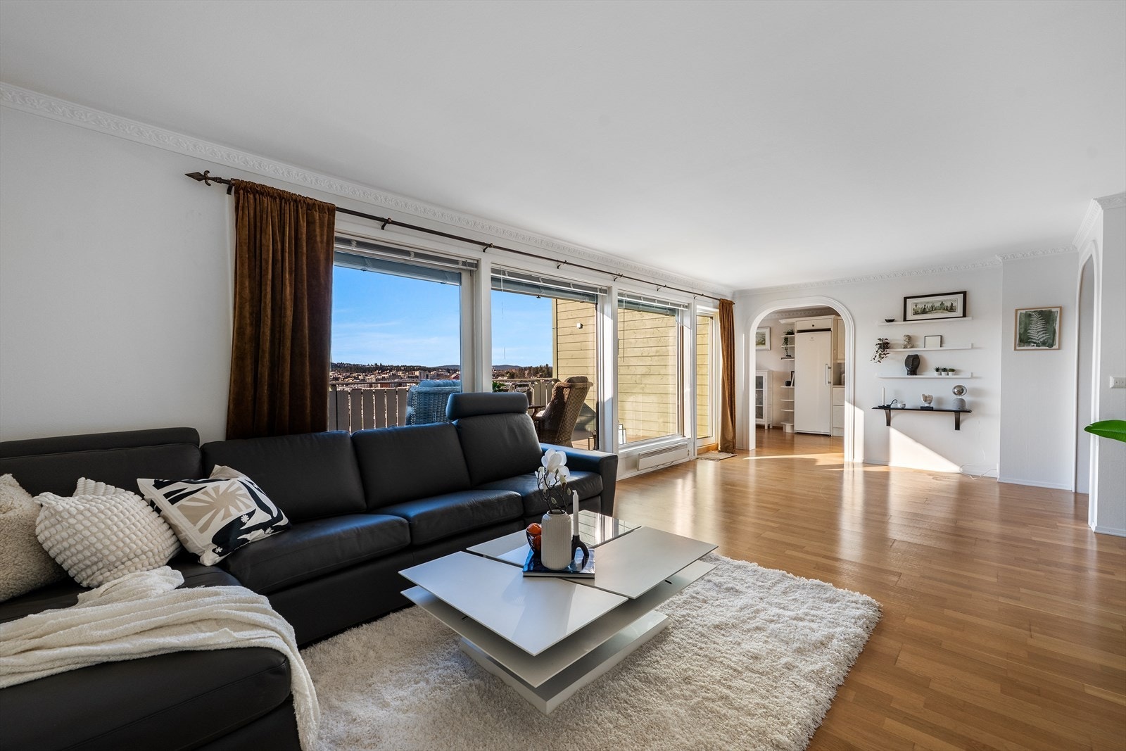 På dagtid slipper de store vindusflatene inn rikelig med dagslys Galleribilde