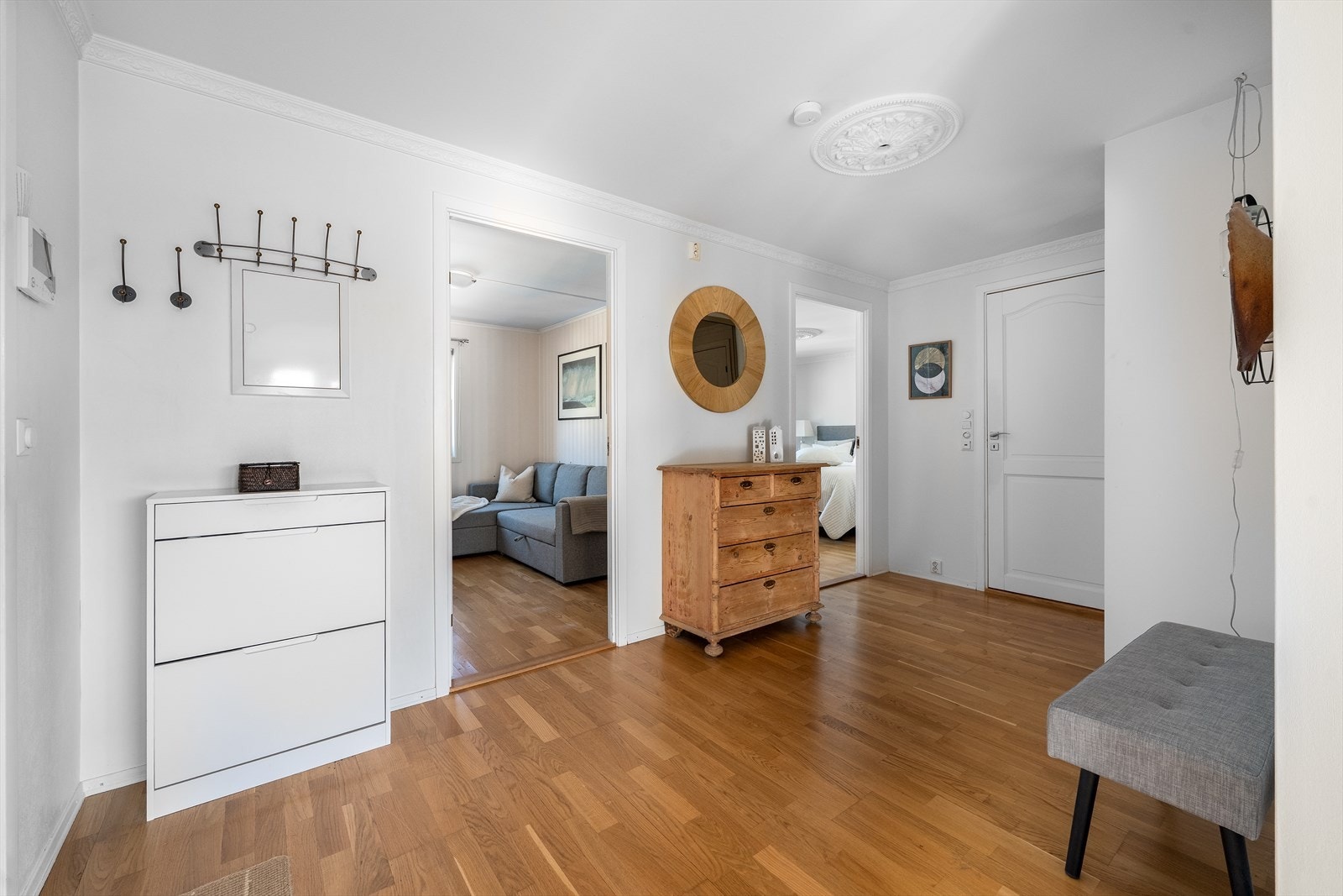 Fra entréen har du adkomst til to soverom og bad Galleribilde