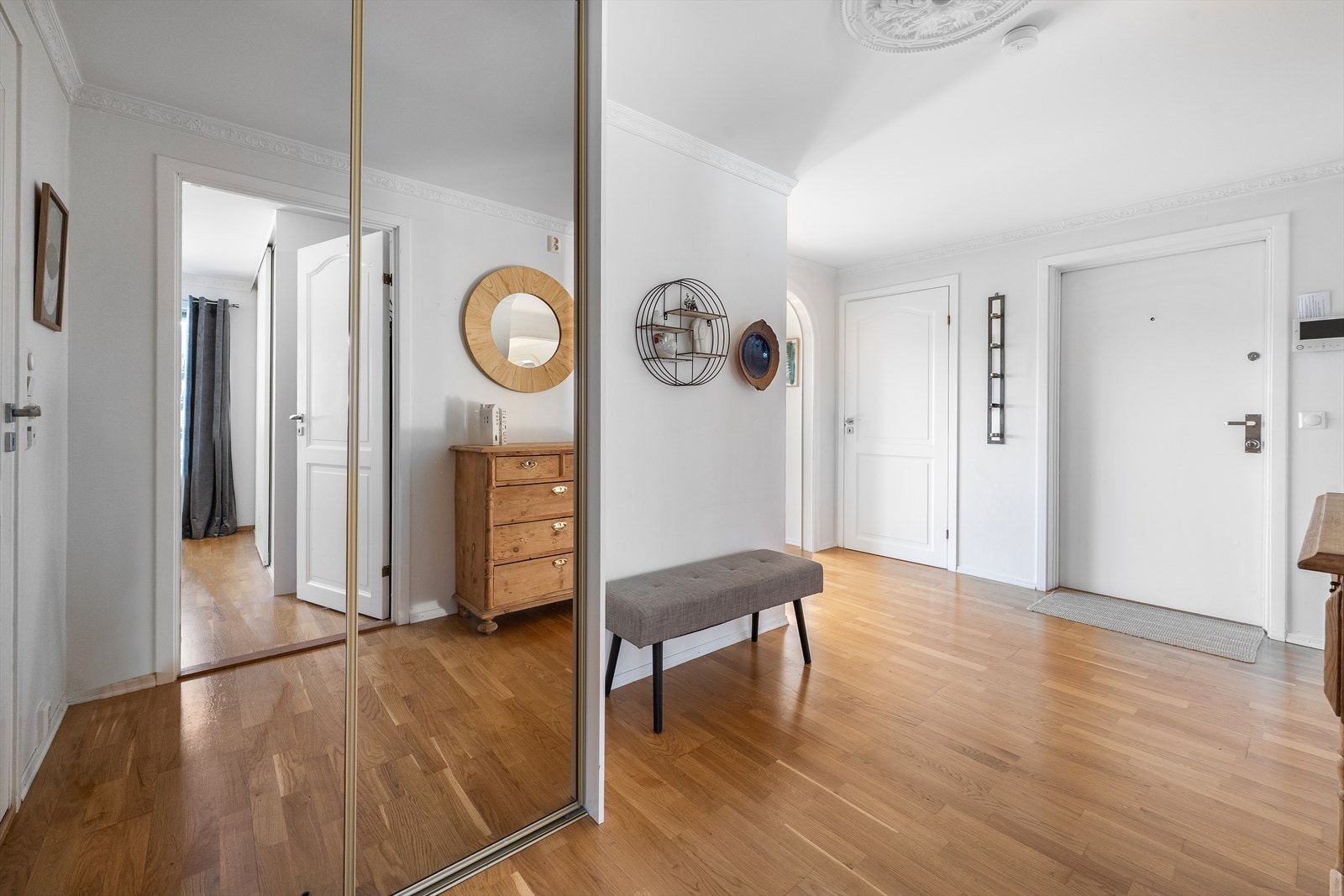 Det er god plass til oppbevaring i garderobe, skjult bak to skyvedører i glass. Det er i tillegg innvendig bod til venstre for inngangsdøren Galleribilde