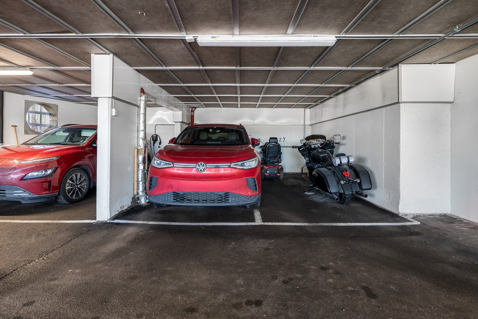 Med leiligheten følger det garasjeplass med lader. Plassen til høyre (nr. 27) eies av styret og benyttes ikke til bilparkering Galleribilde