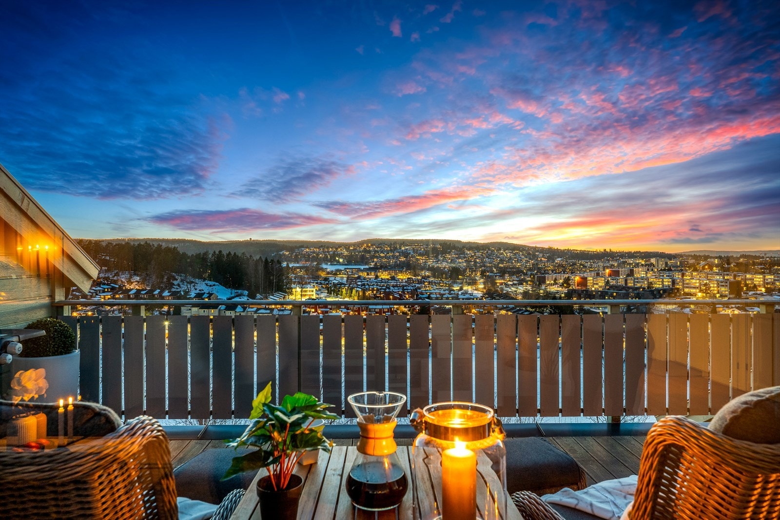 Leiligheten ligger i 6. etasje på en høyde i terrenget som gir nydelig, vidstrakt utsikt! Galleribilde