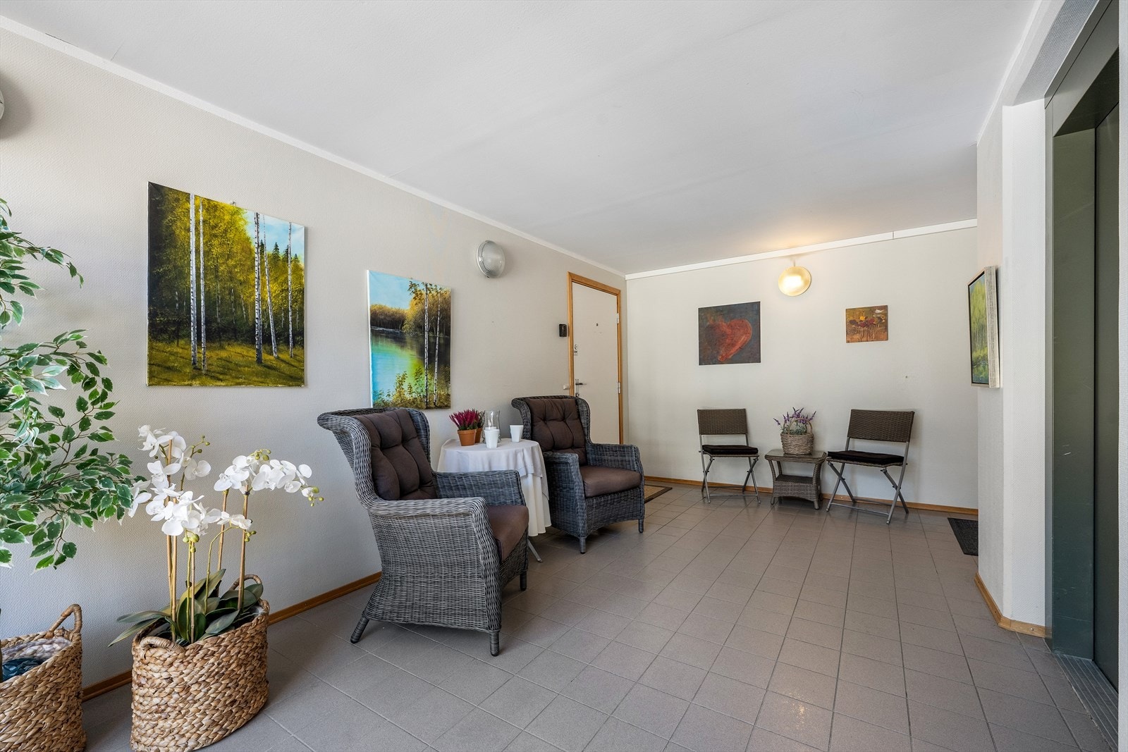 Leilighetsetasjen gir et svært godt og innbydende førsteinntrykk, med store vindusflater, vegger prydet med malerier og to sittegrupper for å slå seg ned. Galleribilde