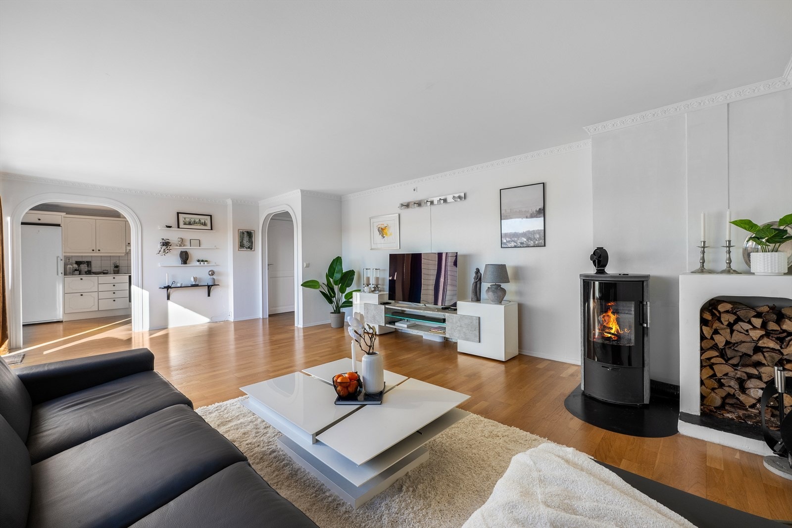 Stuen er av god størrelse, med plass til sofagruppe med tilhørende møblement og spisebord om ønskelig Galleribilde