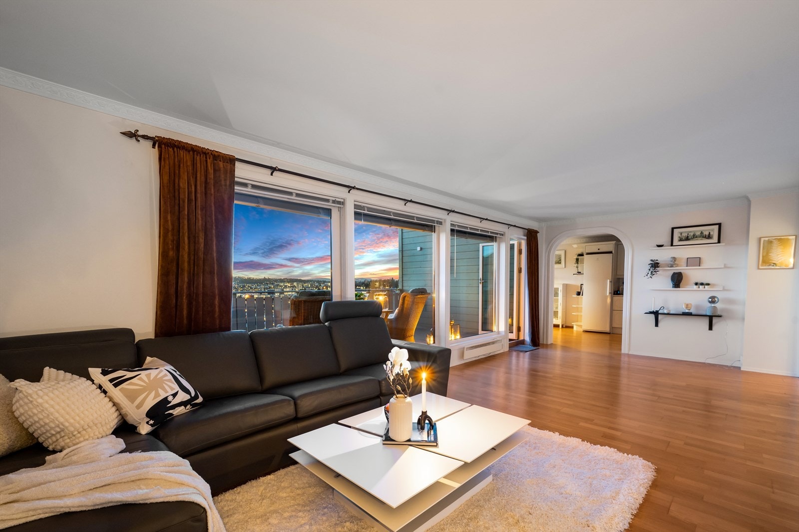 Leiligheten har en magisk stemning på kveldstid, med alle lysene fra utsikten, i god avstand så du ikke føler på noe innsyn Galleribilde