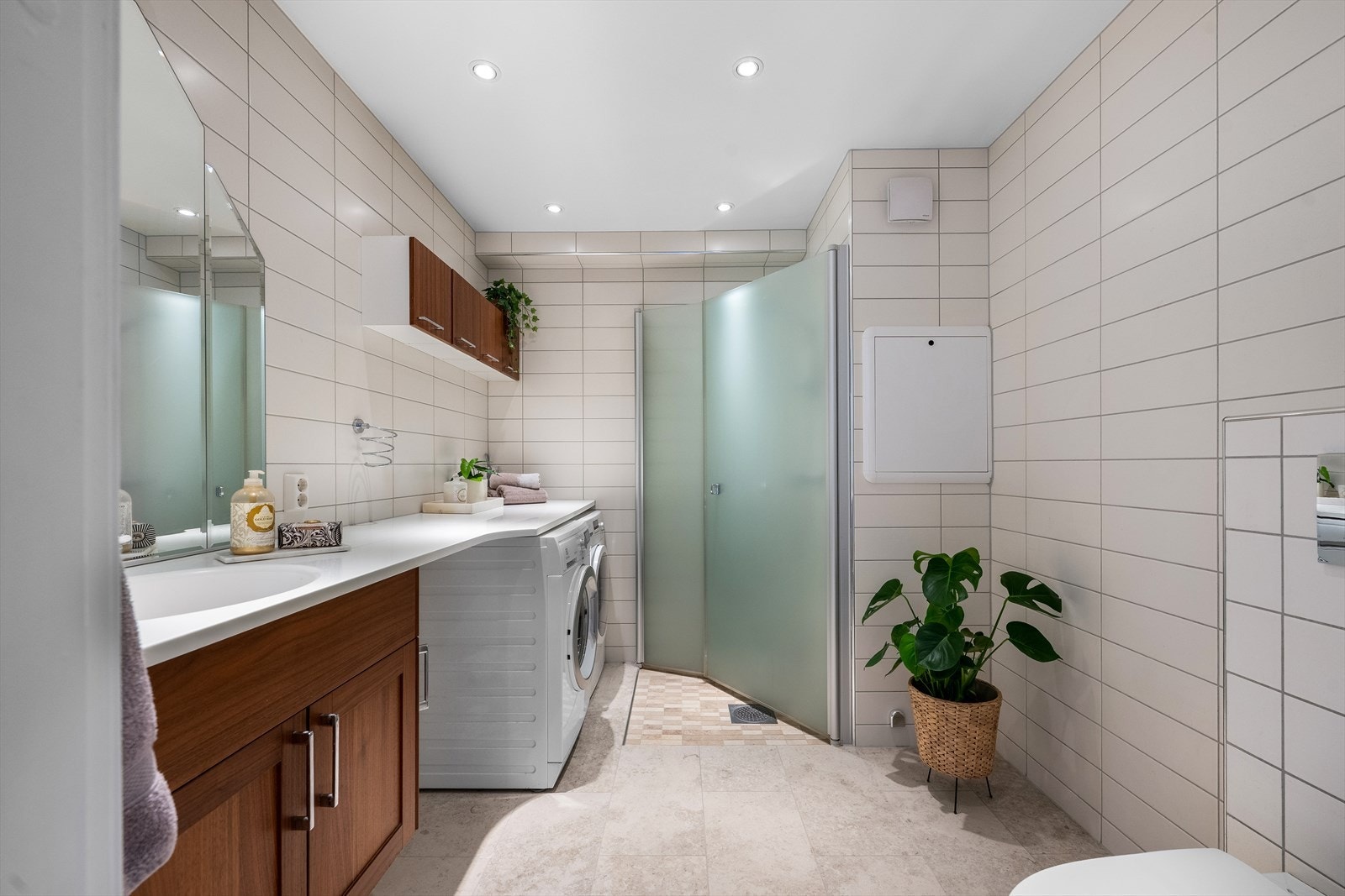 Badet er som resterende rom av god størrelse, med god benkeplass og oppbevaring i flere skap. Galleribilde