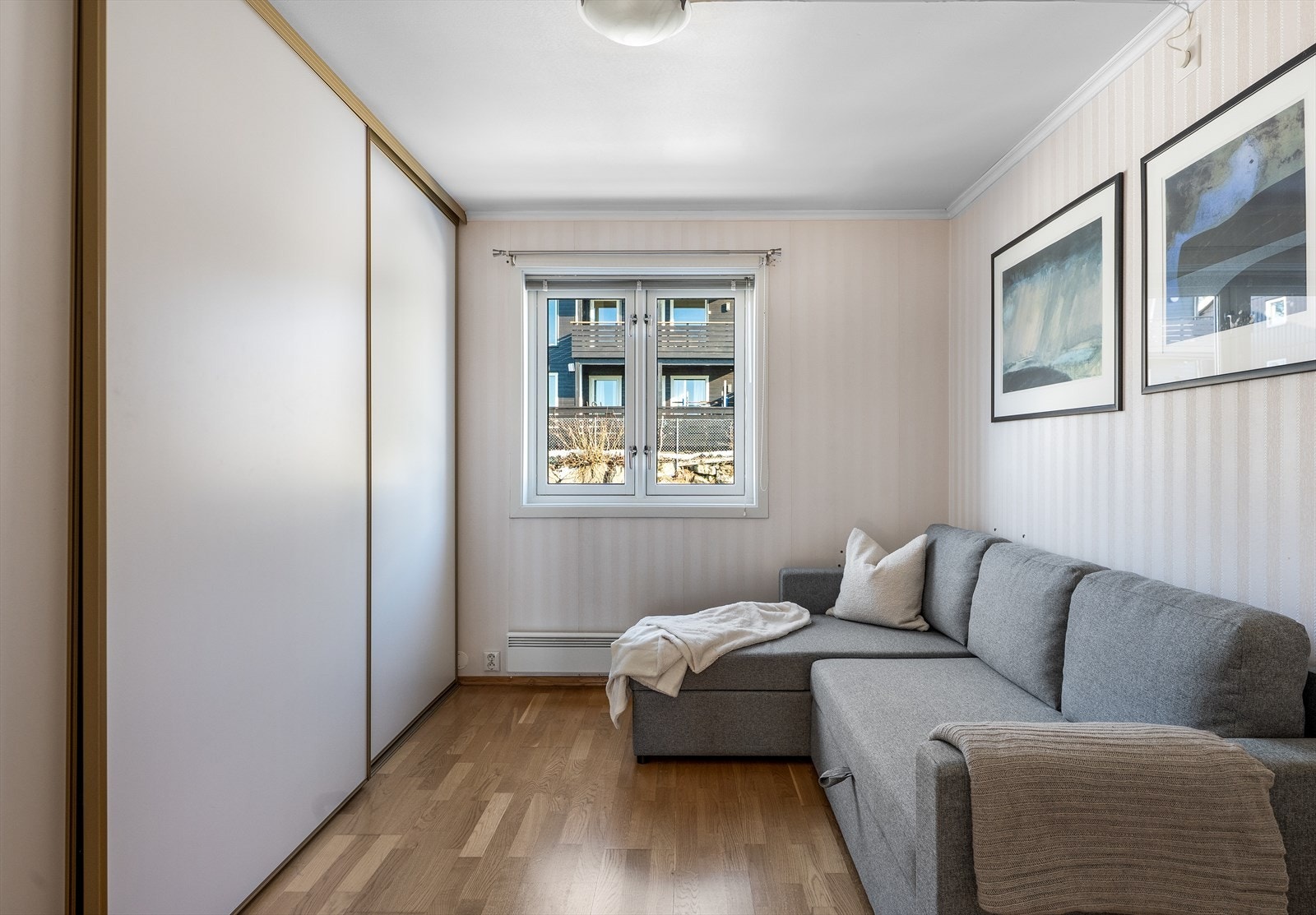 Soverom 2 er i dag innredet med sovesofa. Merk at begge soverommene vender mot øst, som holder de svale på de varmeste sommerdagene Galleribilde