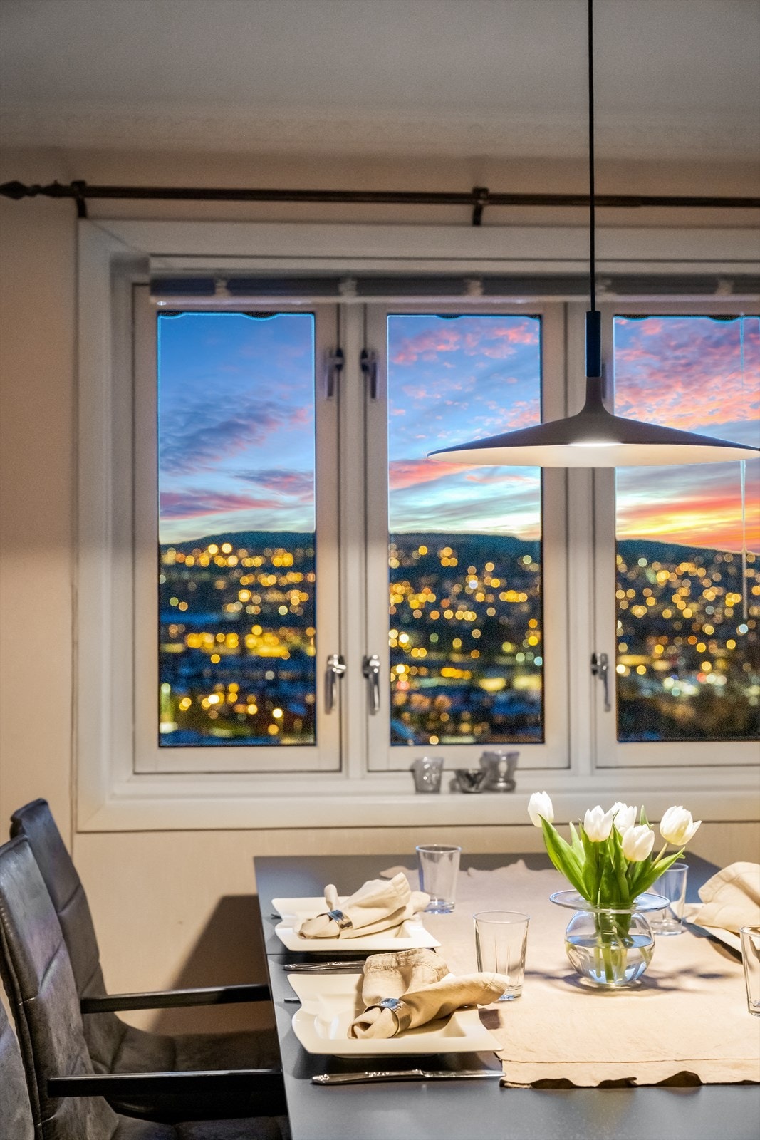 Middagsselskapene blir ekstra koselige foran vinduet Galleribilde