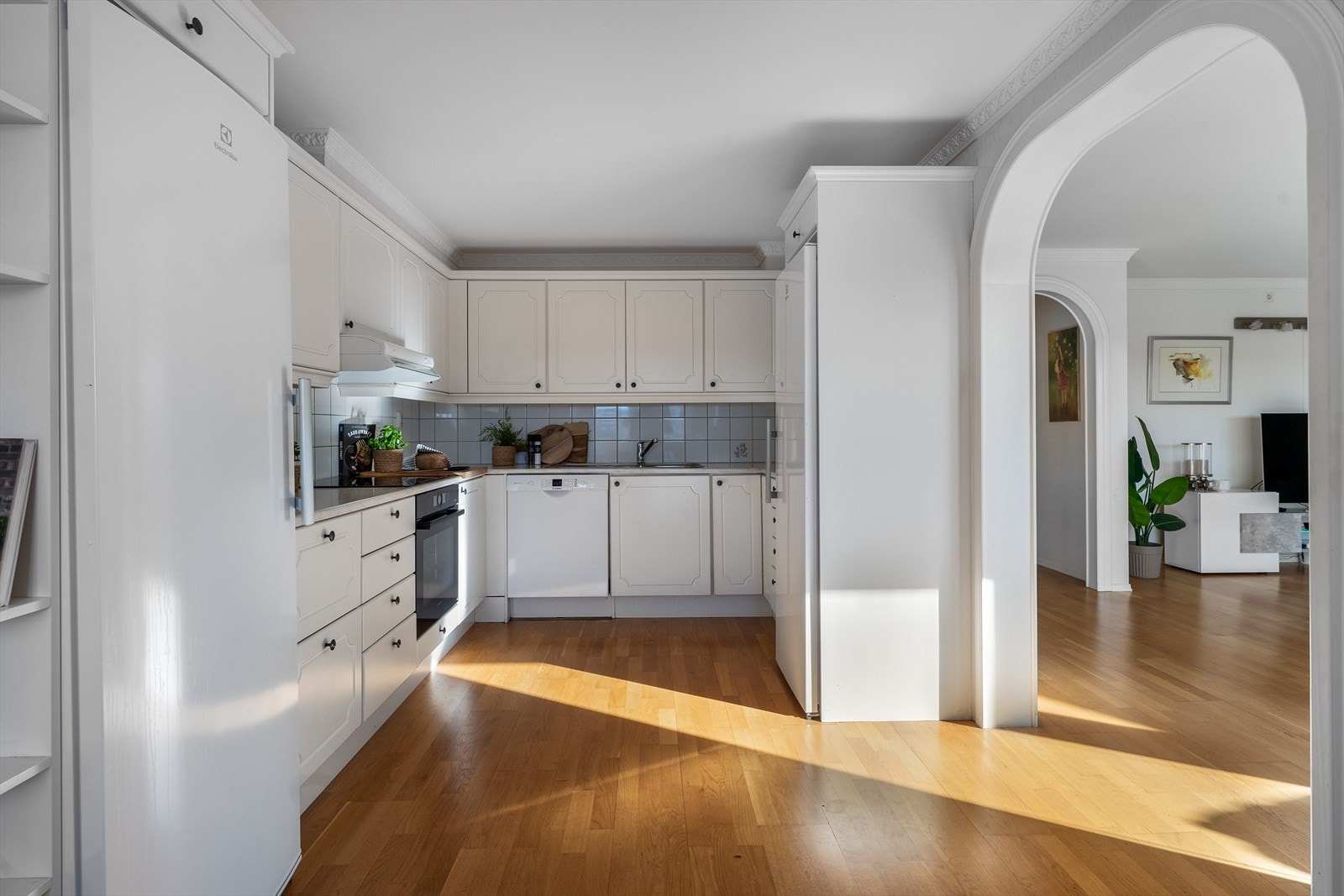 Kjøkkenet ligger tilbaketrukket, men delvis i åpen løsning til stuen. Galleribilde