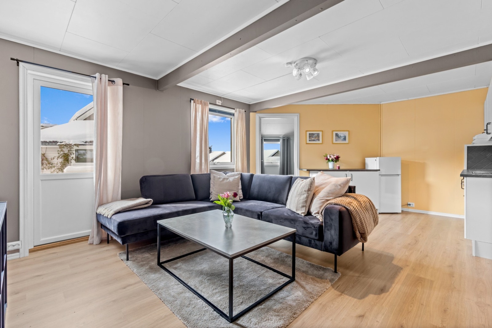 Velkommen inn boligen består av entrè, stue/kjøkken soverom og en god bod. Galleribilde