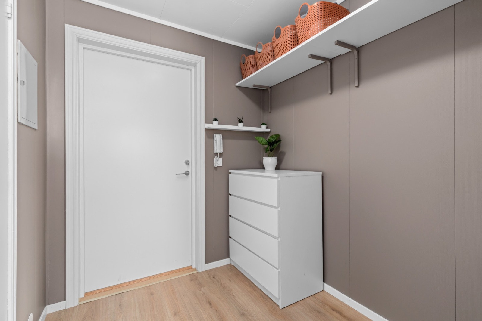innbydende entrè ønsker deg velkommen med god plass til å sette fra seg sko og henge fra seg yttertøy. Galleribilde