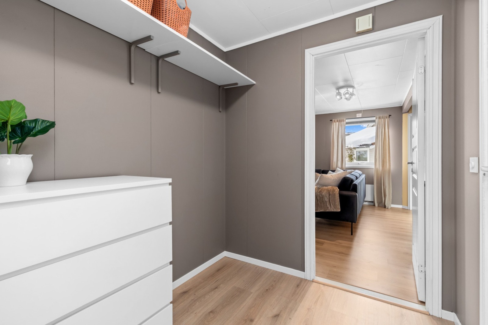 Romslig entrè med muligheter for garderobeskap. Galleribilde