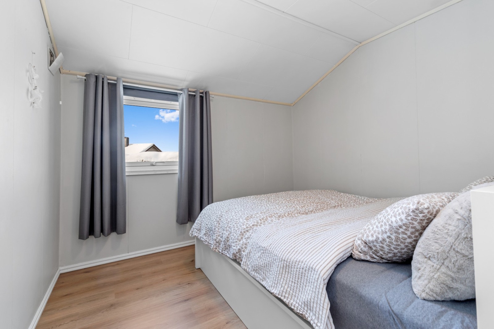 Soverom med god plass til dobbeltseng. Galleribilde