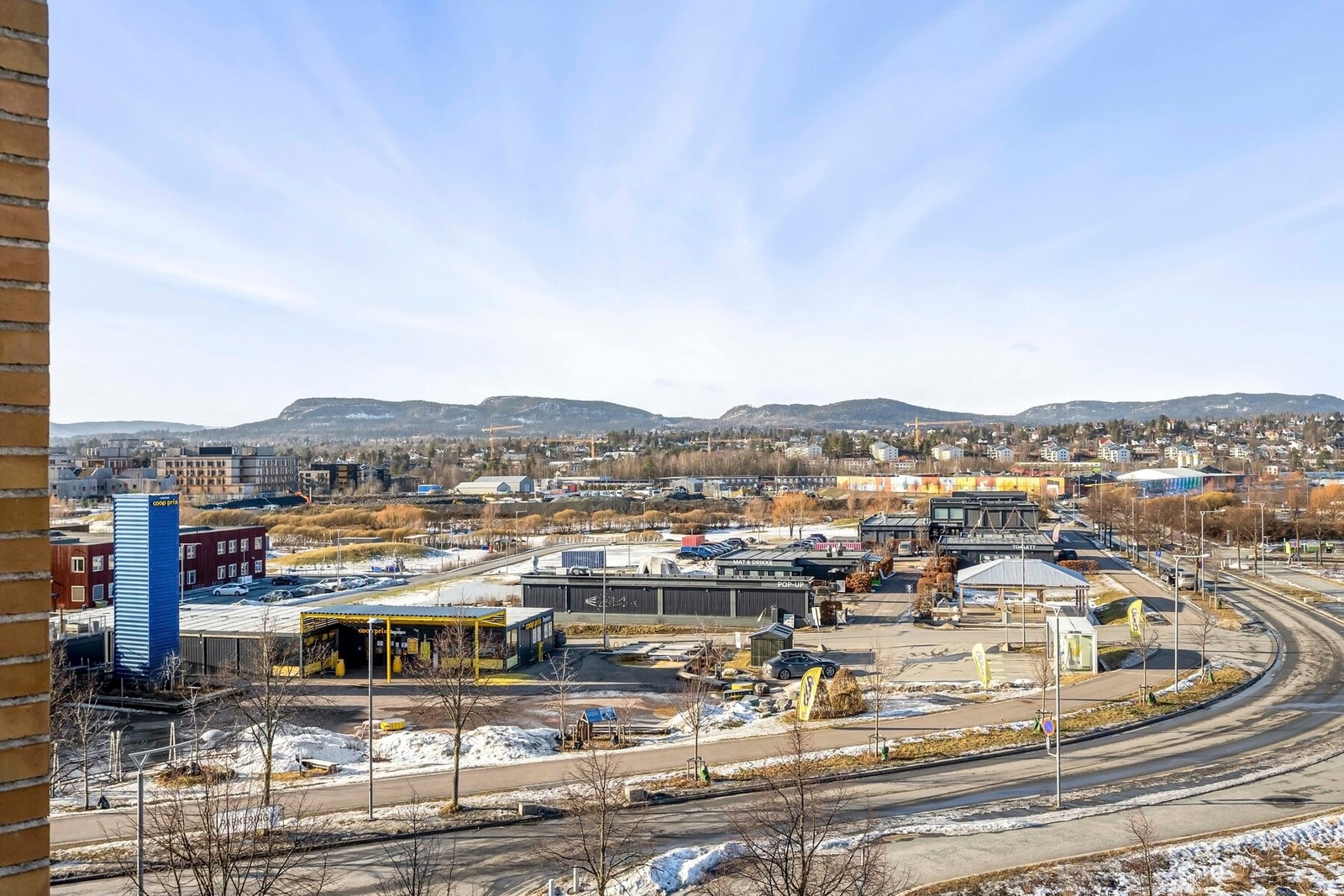 I umiddelbar nærhet finner du dagligvarebutikker som Coop Prix og Kiwi, samt Fornebu S med et variert utvalg av forretninger, vinmonopol, serveringssteder og servicetilbud. Galleribilde