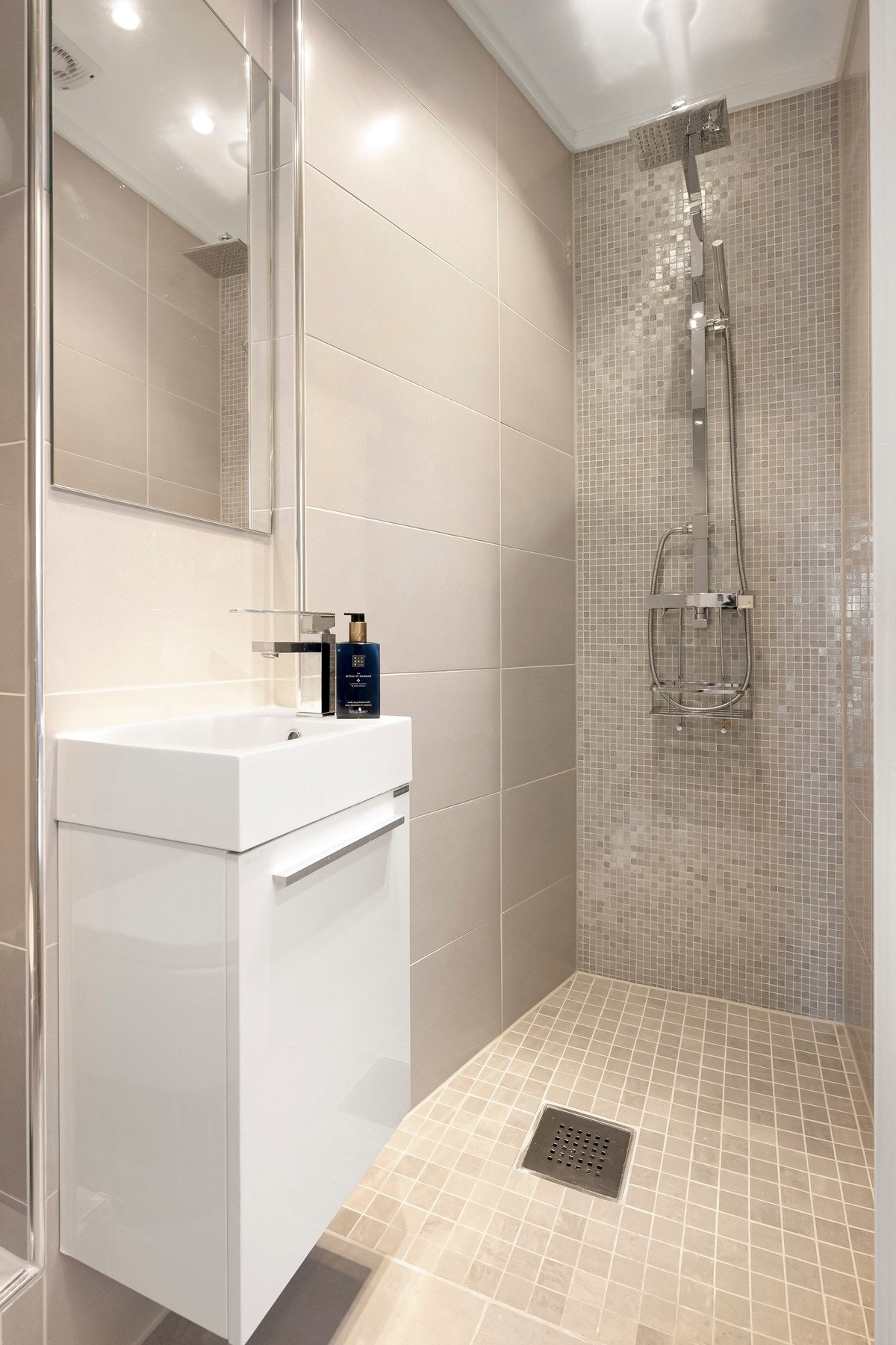 Badet i 5. etasje er flislagt med varmekabler i gulv som gir god komfort. Galleribilde