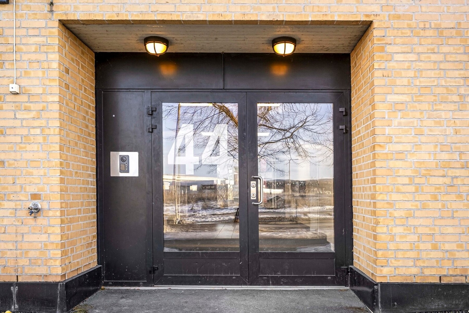 Inngangsparti. Bygget har callinganlegg tilknyttet leiligheten. Galleribilde