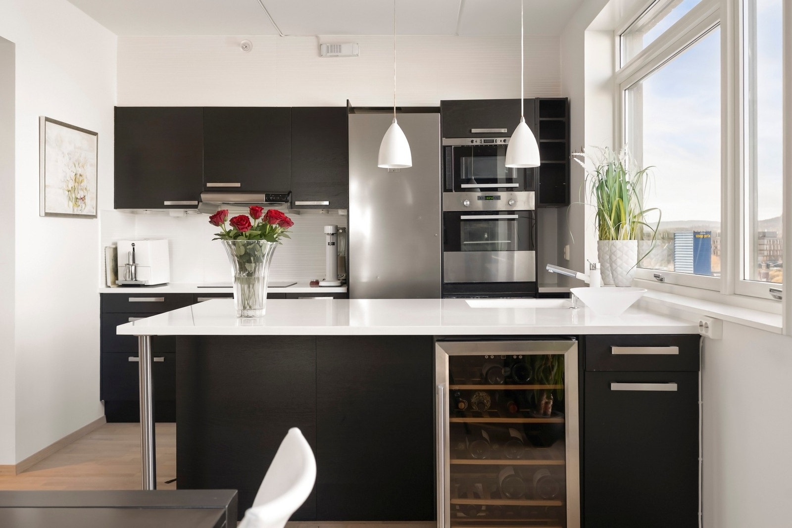 Kjøkkenet er godt utstyrt med integrert platetopp, stekeovn og oppvaskmaskin, vinskap, samt tilrettelagt nisje for kjøl-/fryseskap Galleribilde