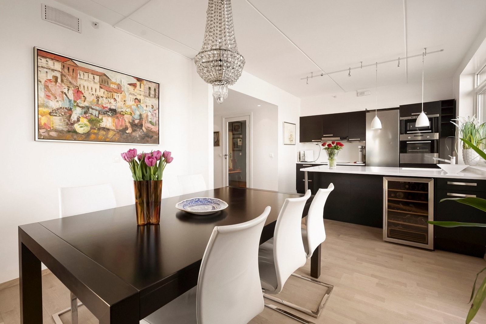 Fra entréen kommer du til boligens kjøkken og spisestue. Galleribilde