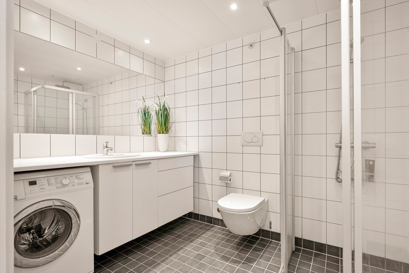 I denne etasjen er det et pent flislagt bad med vannbåren gulvvarme. Galleribilde