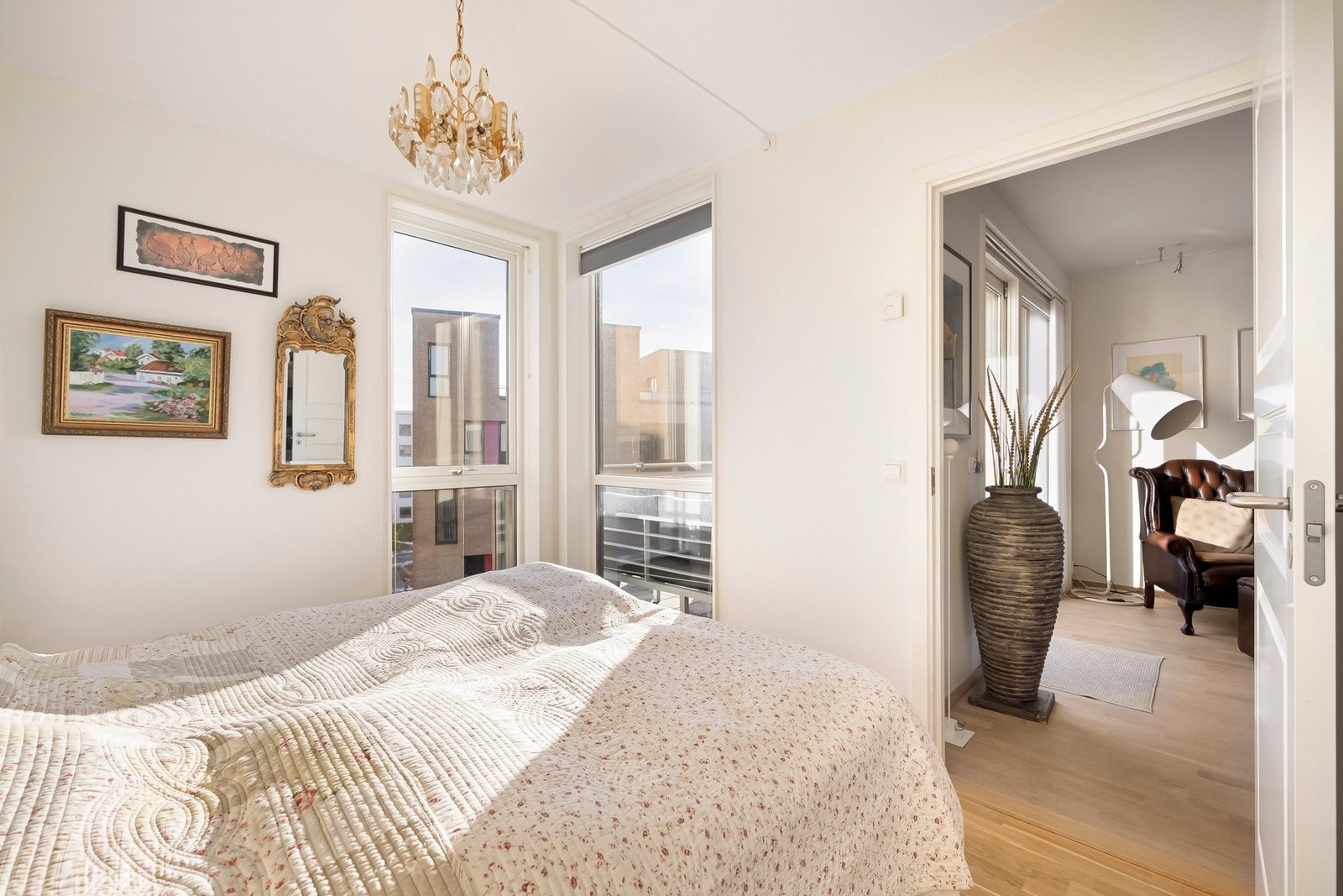 Det er tilgang til hovedsoverommet fra stuen Galleribilde