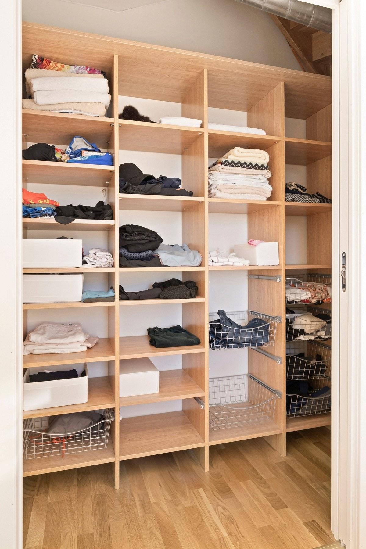 Fra soverommet er det også tilgang til en praktisk innvendig bod/garderobe Galleribilde