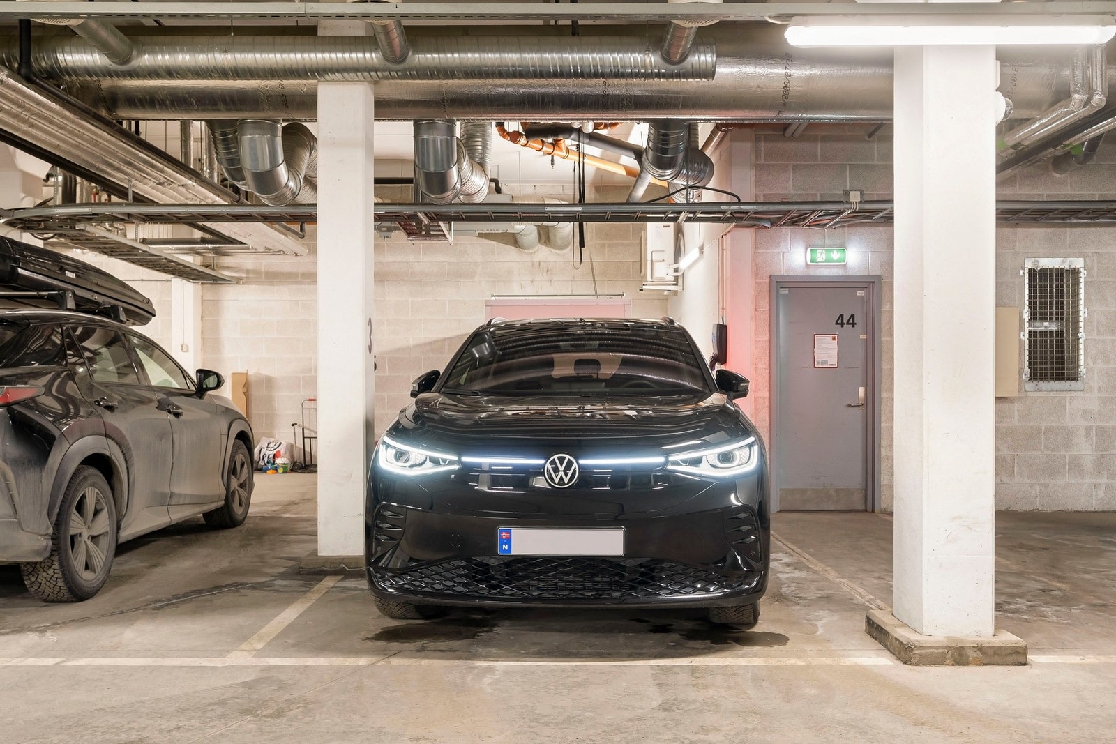 Leiligheten disponerer to parkeringsplasser i felles garasjeanlegg rett ved heisen. Galleribilde