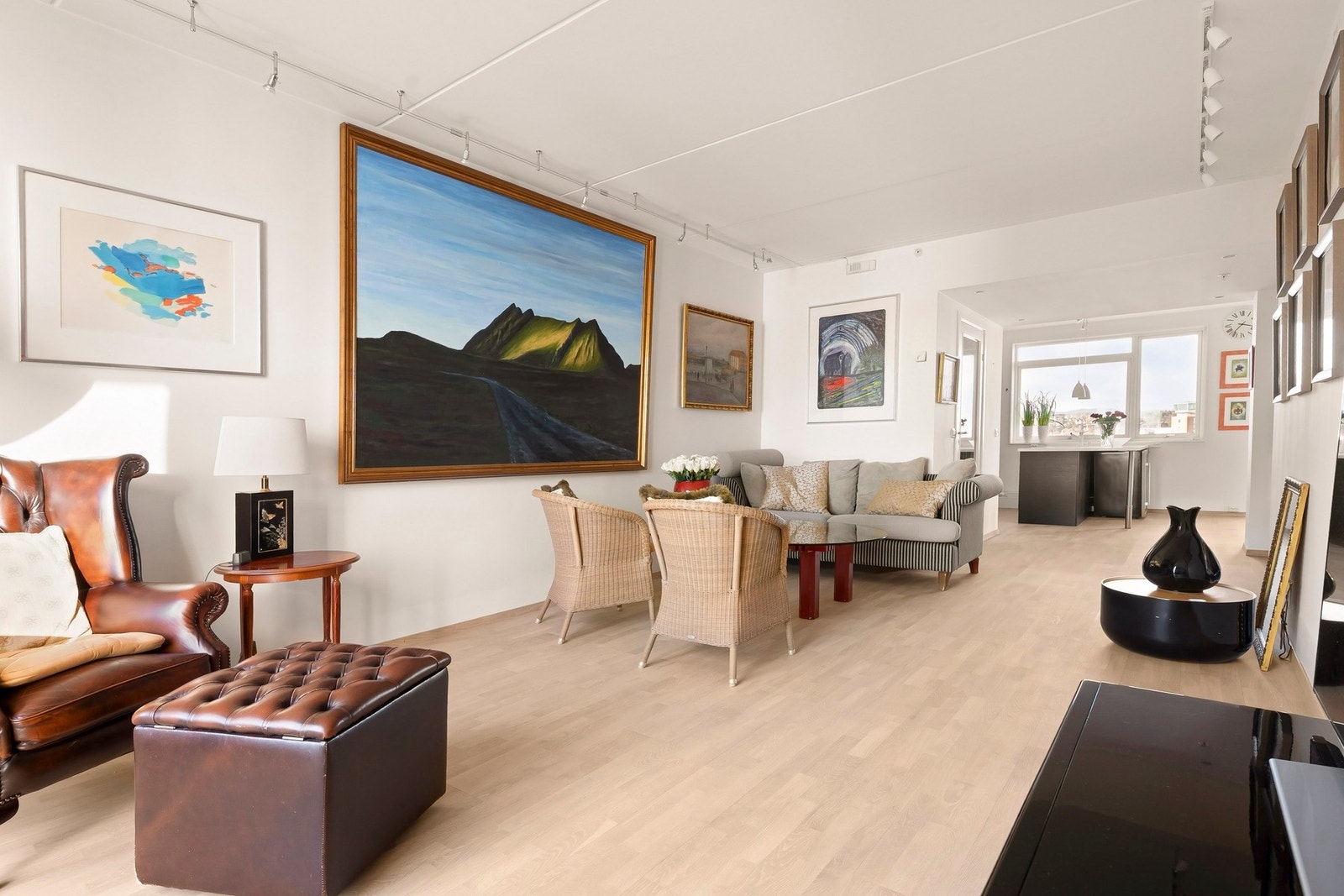 Stor og lys stue med god plass til sofagruppe og øvrig møblement. Galleribilde