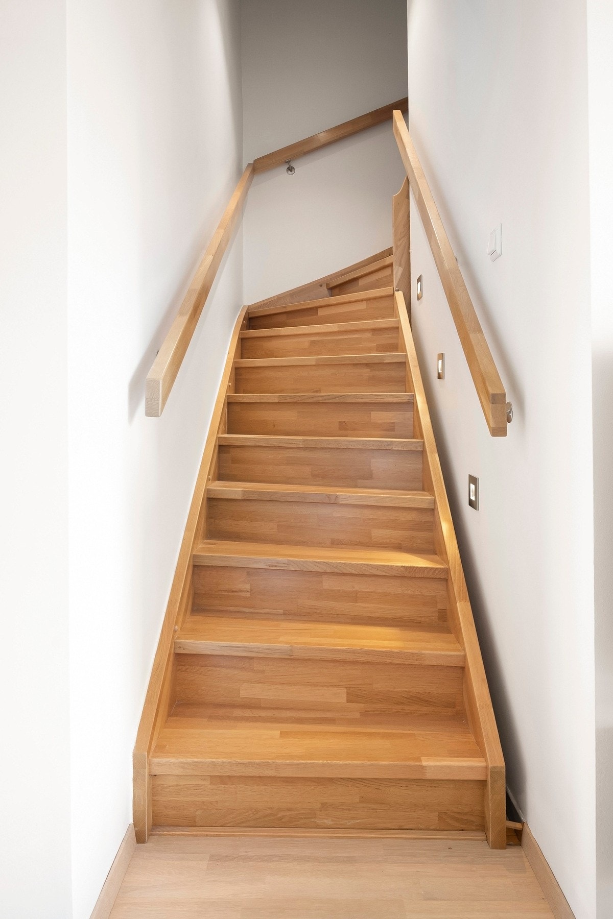 I øverste etasje finner du en romslig stue, et ekstra soverom og et bad, samt utgang til en utvidet takterrasse. Galleribilde