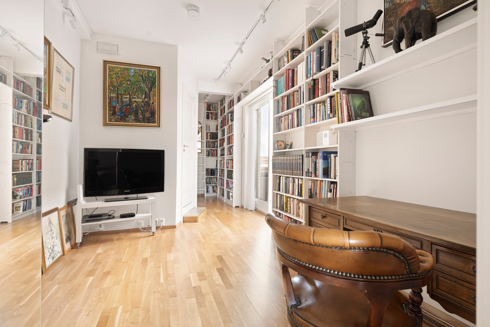 En romslig stue med god takhøyde, som gir en luftig og behagelig romfølelse. Galleribilde