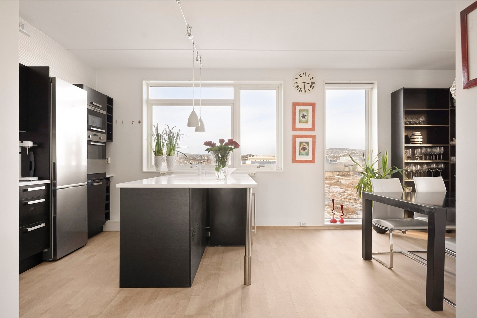 Kjøkkenet ble oppgradert i 2015 med en romslig kjøkkenøy som gir gode arbeidsflater. Galleribilde