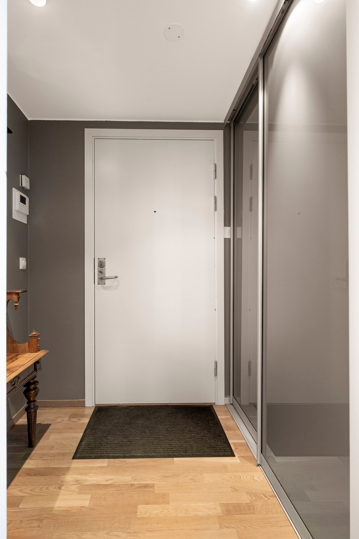 Entréen gir et godt førsteinntrykk av boligen og har en stor skyvedørsgarderobe med gode oppbevaringsmuligheter. Galleribilde