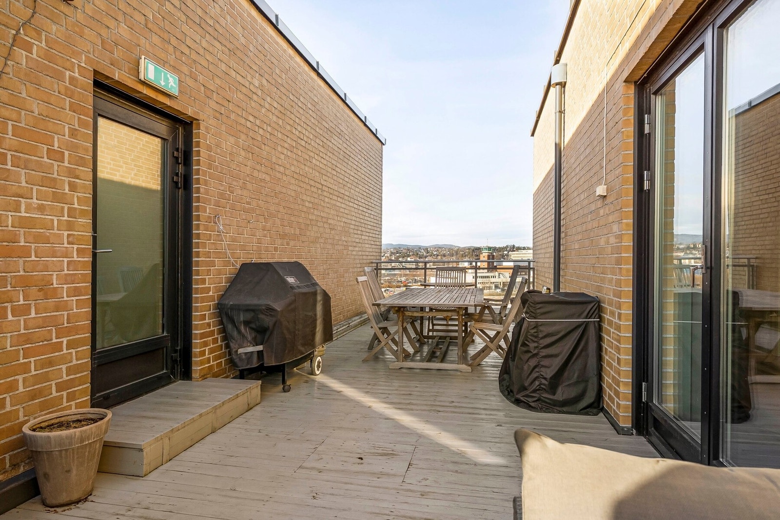 Stor og egen takterrasse med god plass til både utemøbler og grill. Galleribilde