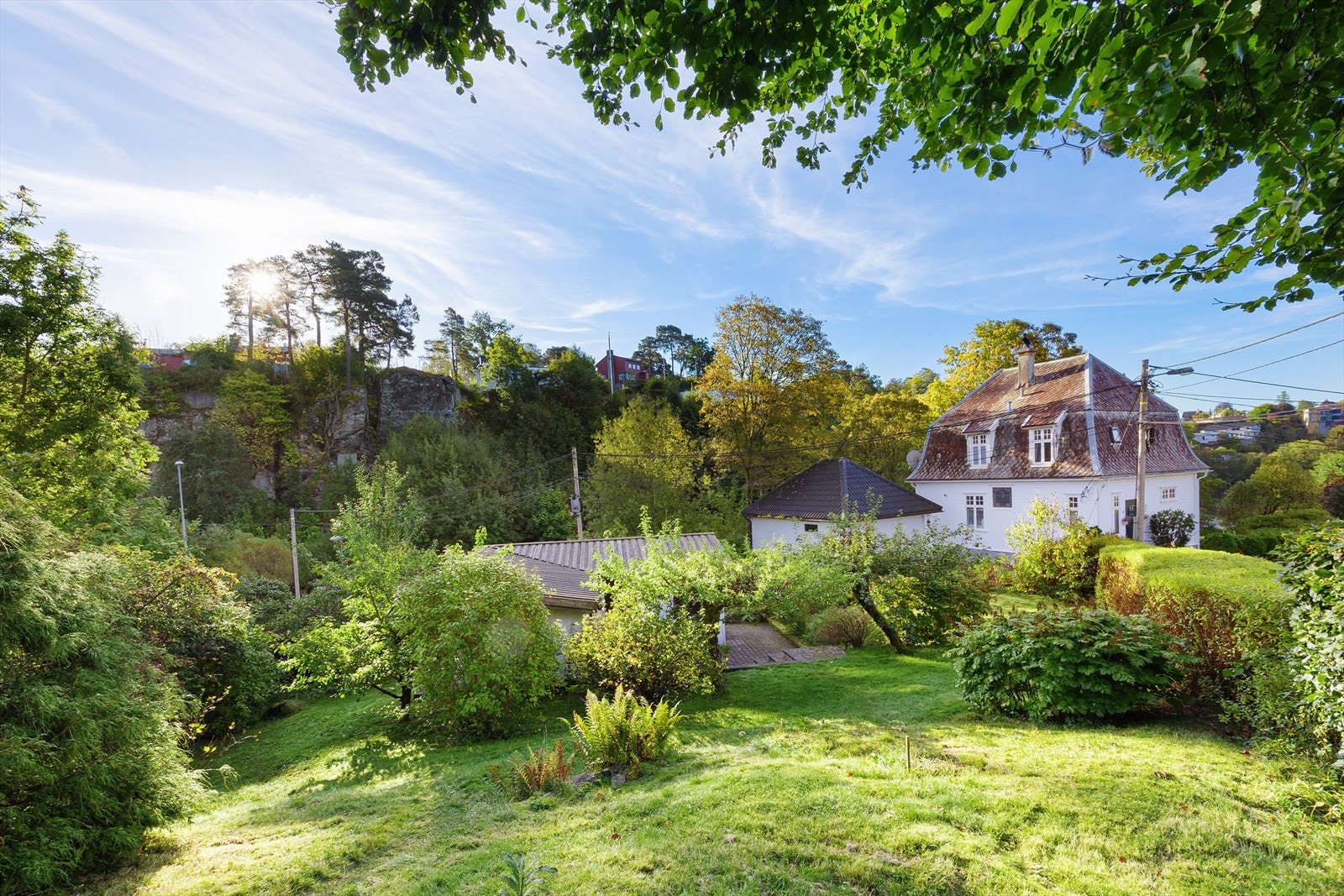 Fra tomten kan man enkelt spasere til Paradisalléen eller Nesttun bydelssentrum, hvor et stort utvalg av servicetilbud vil kunne dekke alle hverdagslige behov. Galleribilde