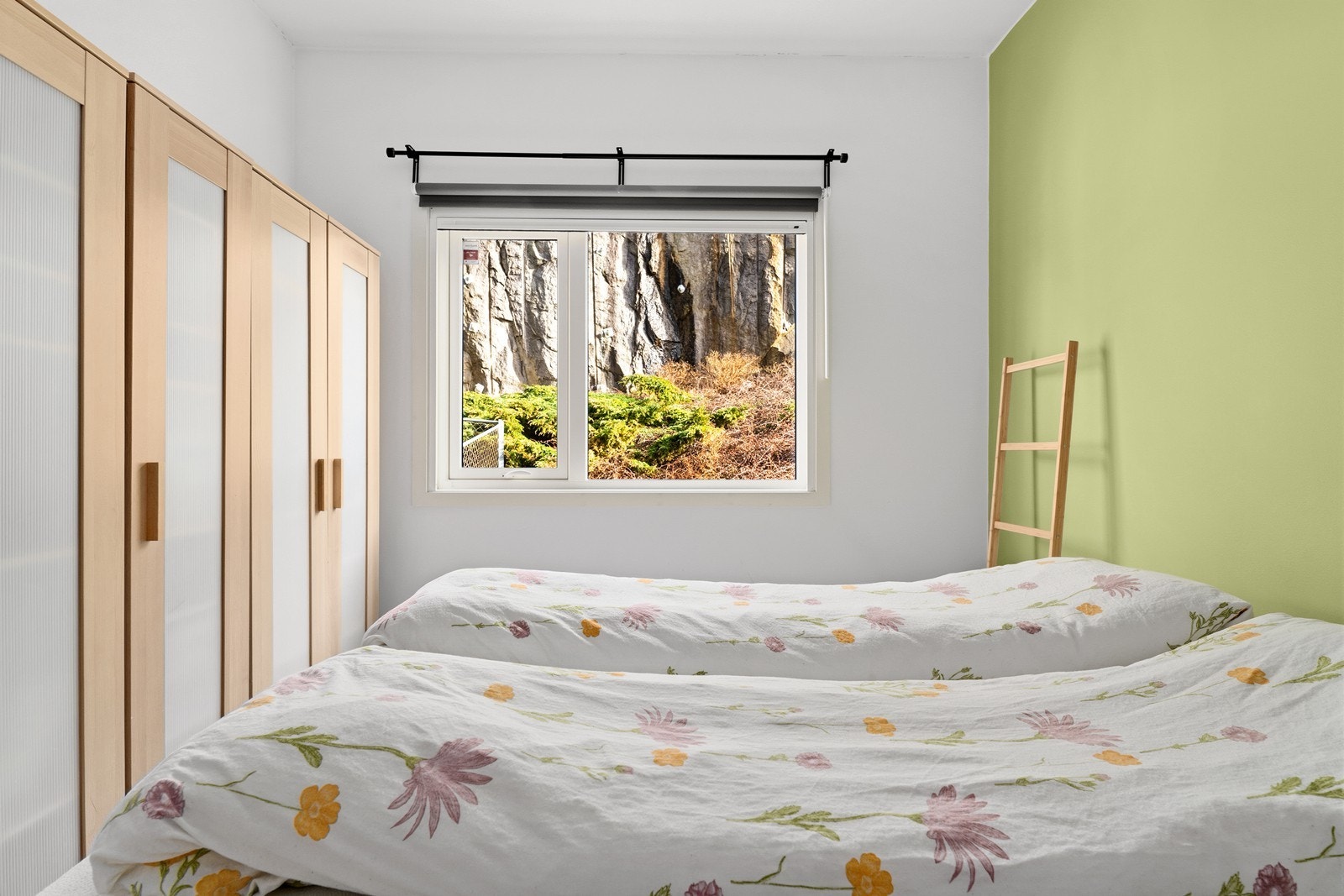 Gode muligheter for garderobeløsninger. (Grderobeskap medfølger ikke) Galleribilde