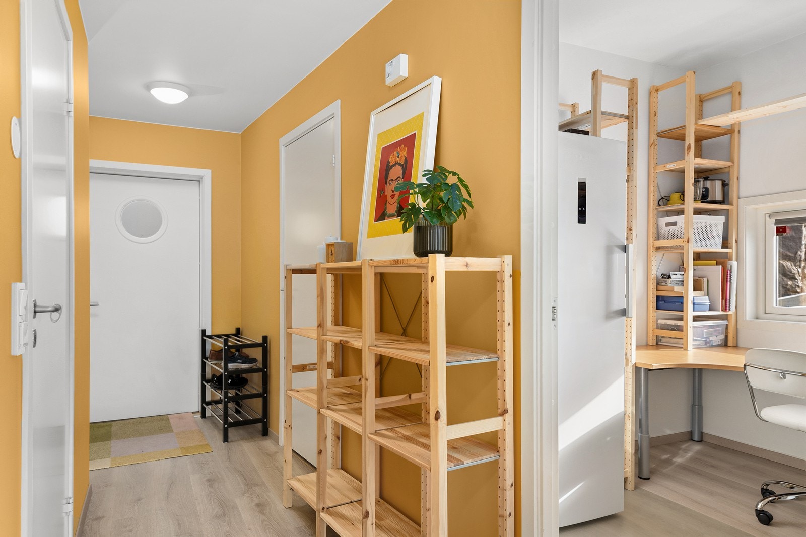 Velkommen inn! En innflytningsklar leilighet på bakkeplan. Her får du 2 soverom, kontor, ekstra takhøyde og gjennomgående god standard. I tillegg er det heis og parkering i lukket anlegg for en praktisk hverdag. Galleribilde