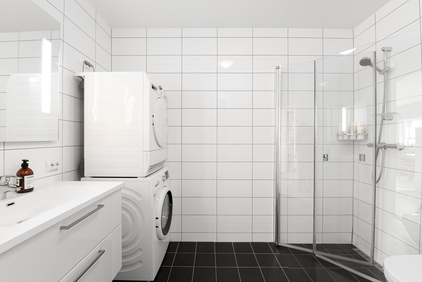 Badet har flislagte vegger og gulv med elektriske varmekabler som gir et funksjonelt bademiljø. Galleribilde