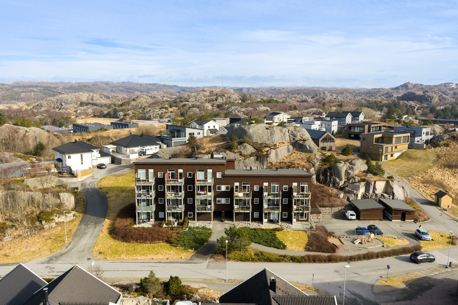 Leiligheten ligger i et etablert og barnevennlig boligområde i Sirevåg. Herfra er det kort avstand til butikk, bakeri, barnehage, turområder og togstasjon. Galleribilde