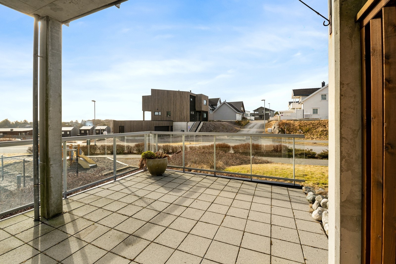 Romslig uteplass med gode møbleringsmuligheter. Galleribilde