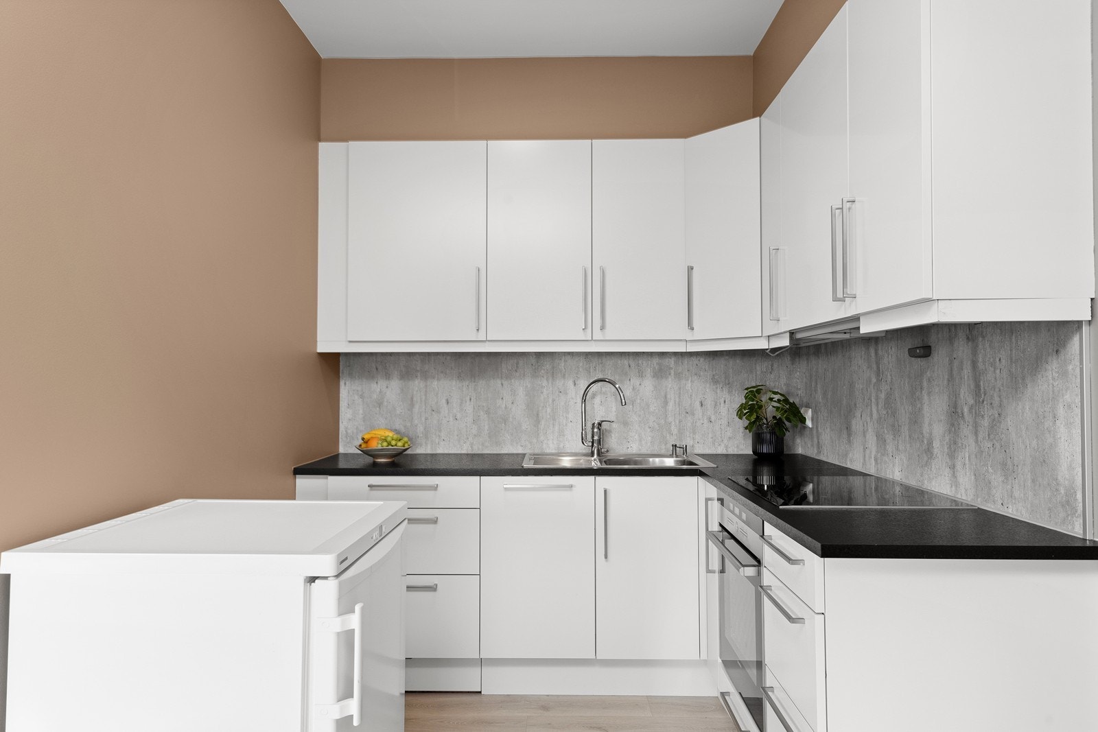 Kjøkken har en funksjonell løsning og god skapplass. Galleribilde